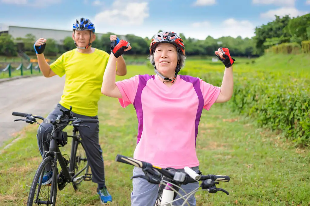 write for us lifstyle se How healthy couple travel on bicycle